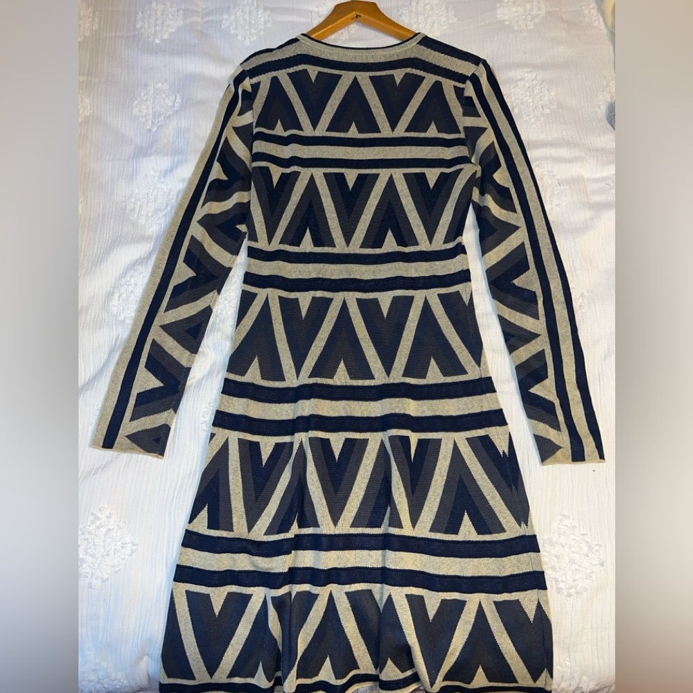 BCBGMaxAzria Blue and White Patterned Fabric - Picture 2 of 3